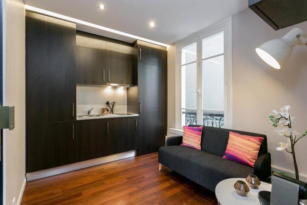 شقة باريس  في Modernized Studio - Meters From The Invalides Gardens المظهر الخارجي الصورة