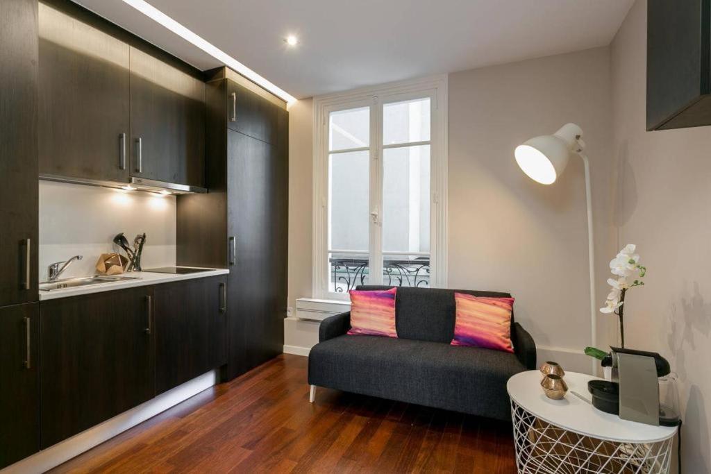 شقة باريس  في Modernized Studio - Meters From The Invalides Gardens المظهر الخارجي الصورة