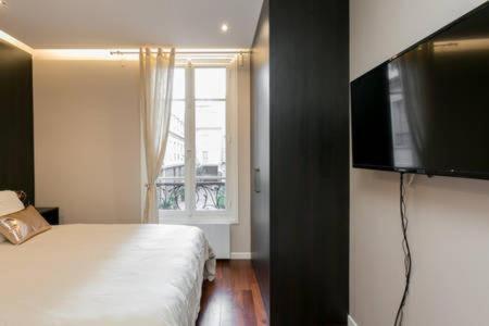 شقة باريس  في Modernized Studio - Meters From The Invalides Gardens المظهر الخارجي الصورة
