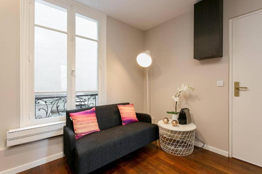 شقة باريس  في Modernized Studio - Meters From The Invalides Gardens المظهر الخارجي الصورة